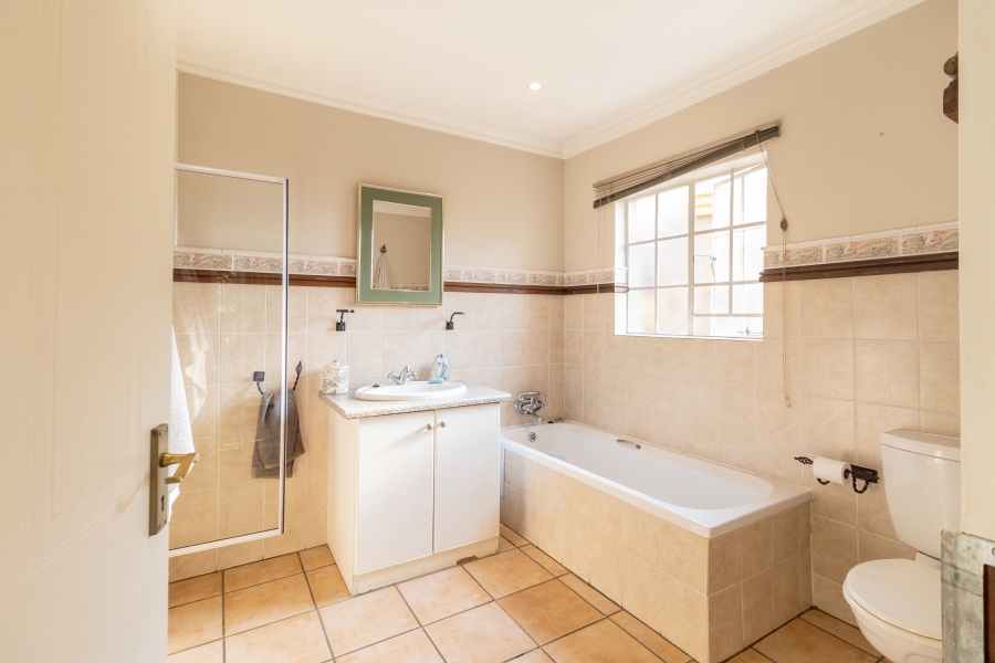 5 Bedroom Property for Sale in Faerie Glen Gauteng