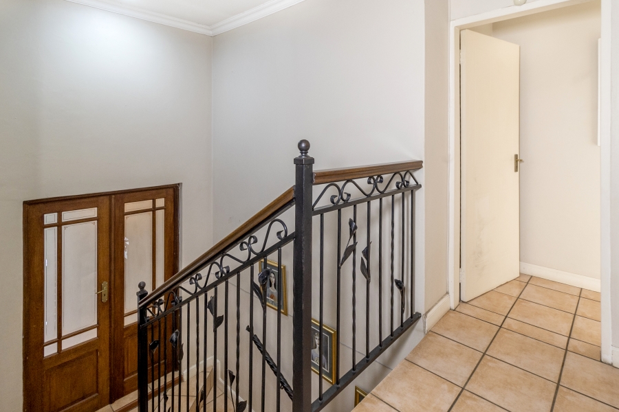 5 Bedroom Property for Sale in Faerie Glen Gauteng