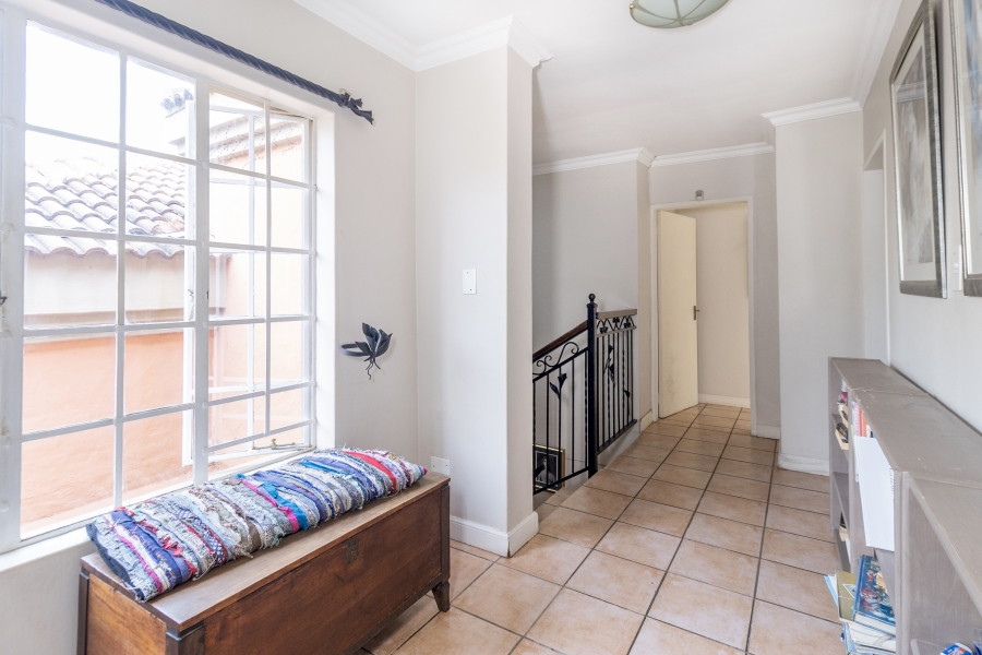 5 Bedroom Property for Sale in Faerie Glen Gauteng