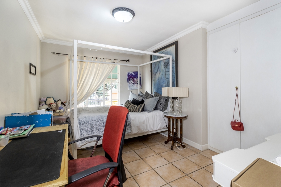 5 Bedroom Property for Sale in Faerie Glen Gauteng