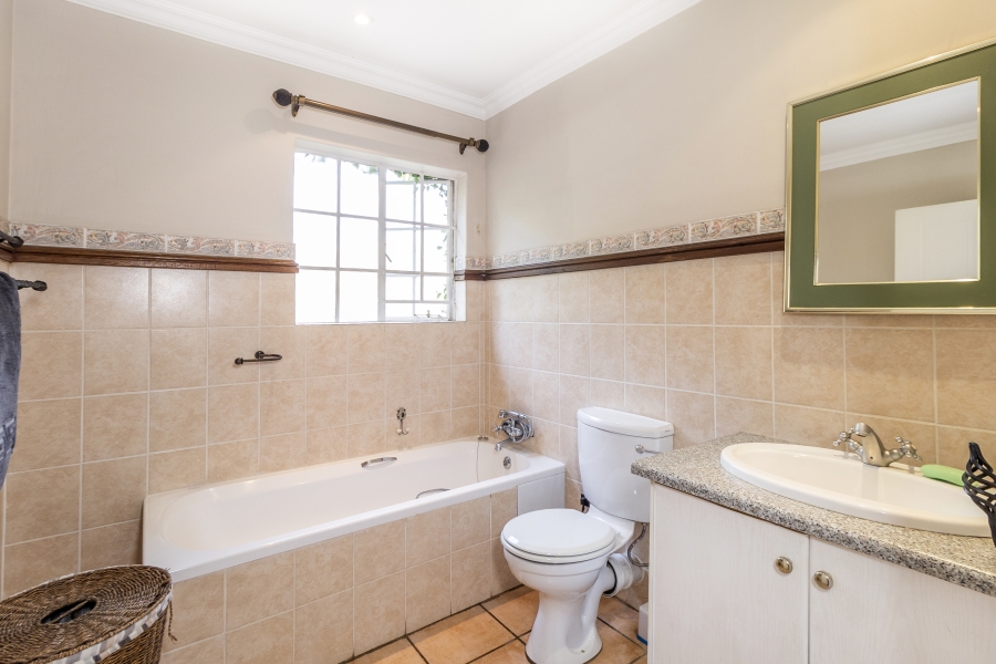 5 Bedroom Property for Sale in Faerie Glen Gauteng