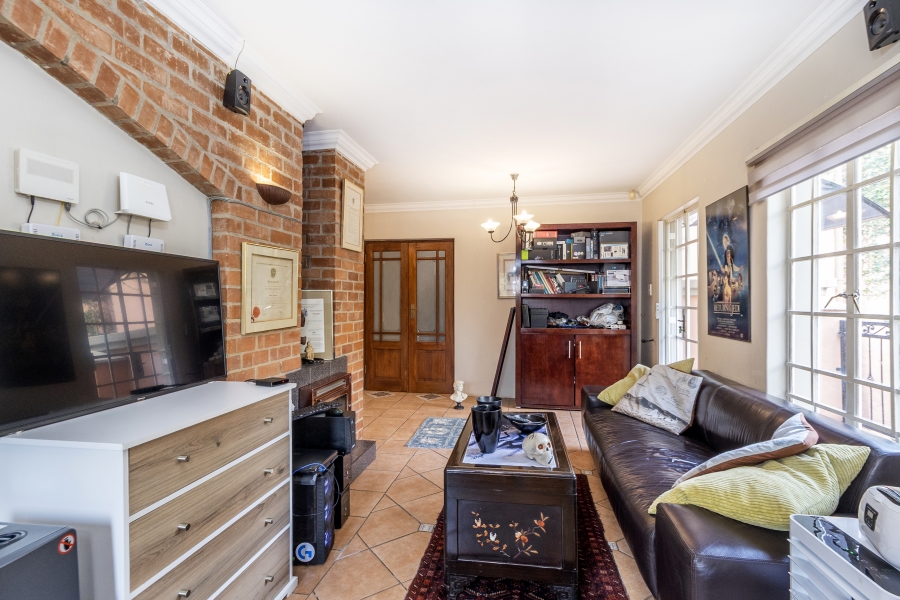 5 Bedroom Property for Sale in Faerie Glen Gauteng