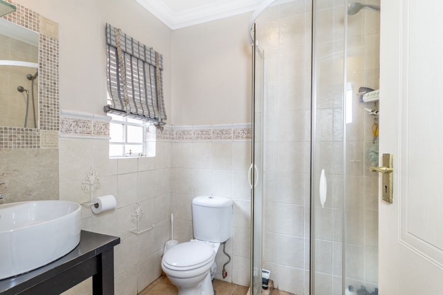 5 Bedroom Property for Sale in Faerie Glen Gauteng