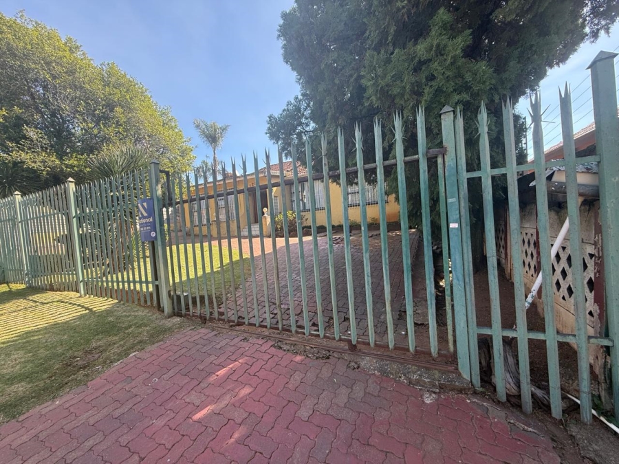 3 Bedroom Property for Sale in Linmeyer Gauteng