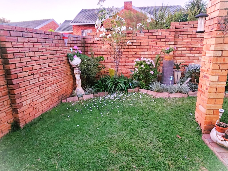 To Let 2 Bedroom Property for Rent in Die Hoewes Gauteng