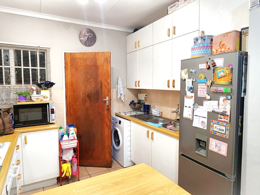 To Let 2 Bedroom Property for Rent in Die Hoewes Gauteng