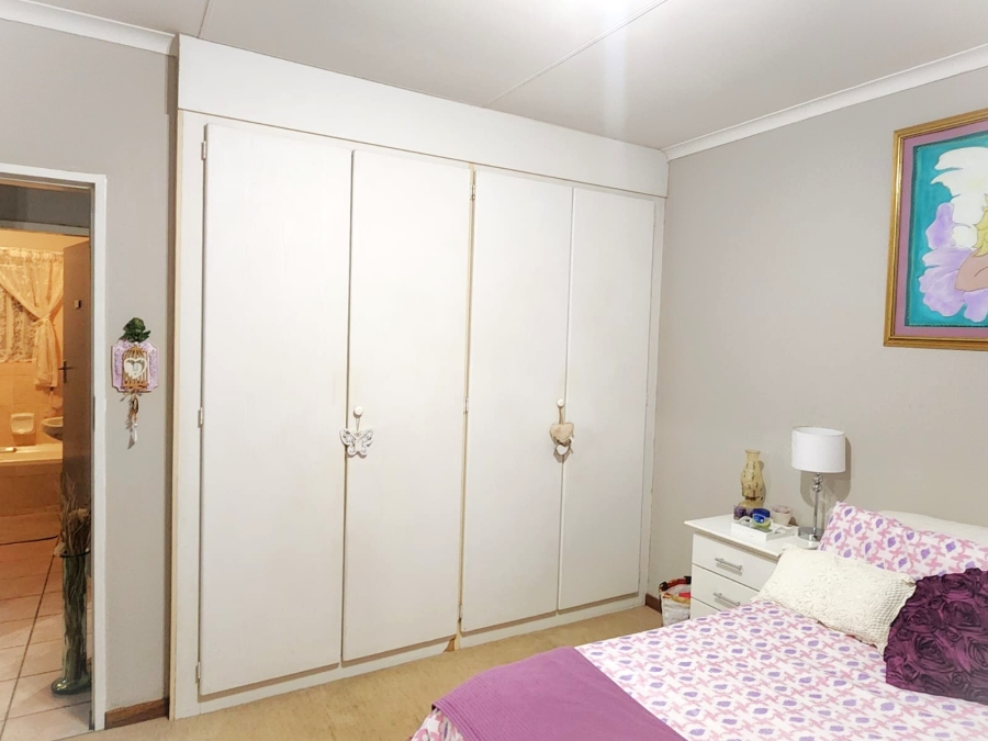 To Let 2 Bedroom Property for Rent in Die Hoewes Gauteng