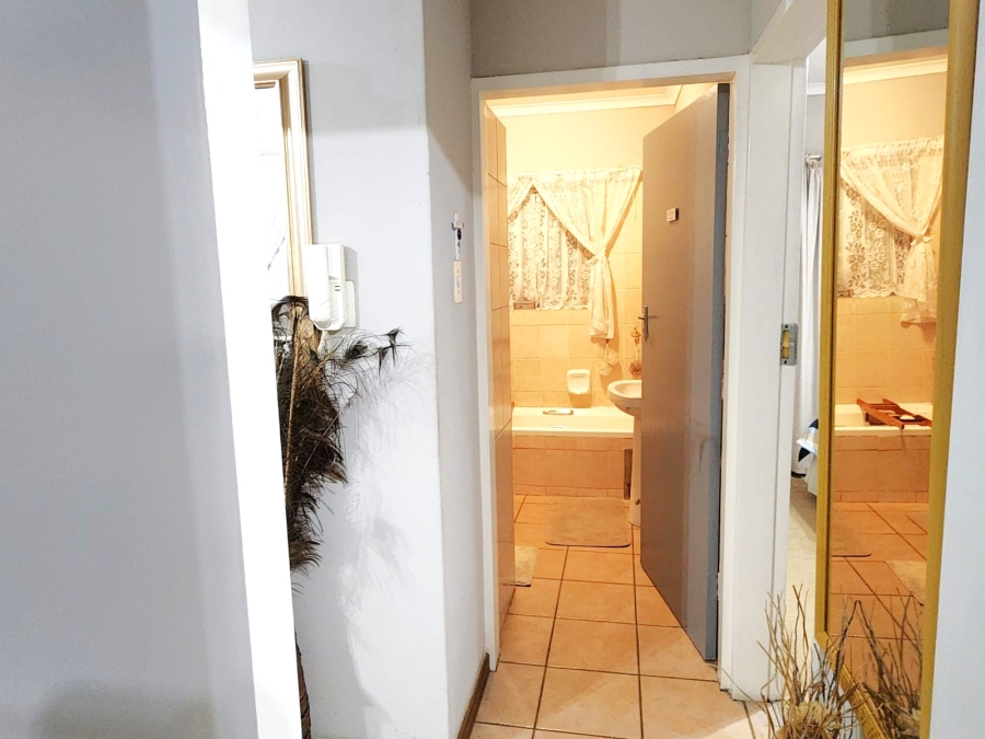 To Let 2 Bedroom Property for Rent in Die Hoewes Gauteng