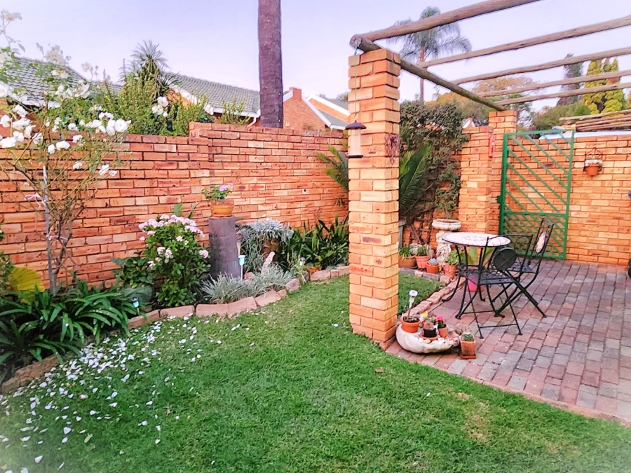 To Let 2 Bedroom Property for Rent in Die Hoewes Gauteng