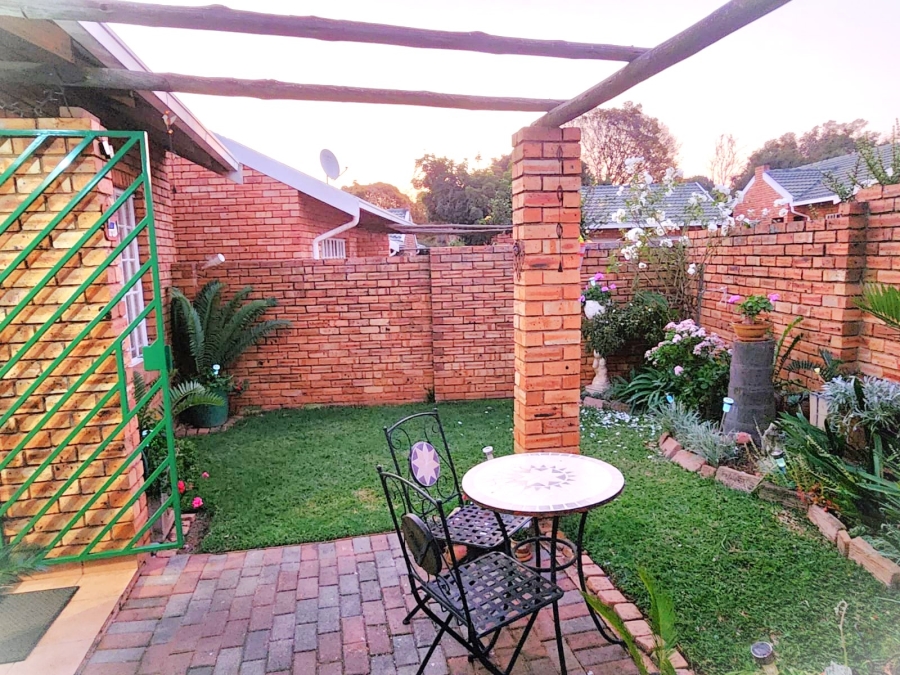 To Let 2 Bedroom Property for Rent in Die Hoewes Gauteng