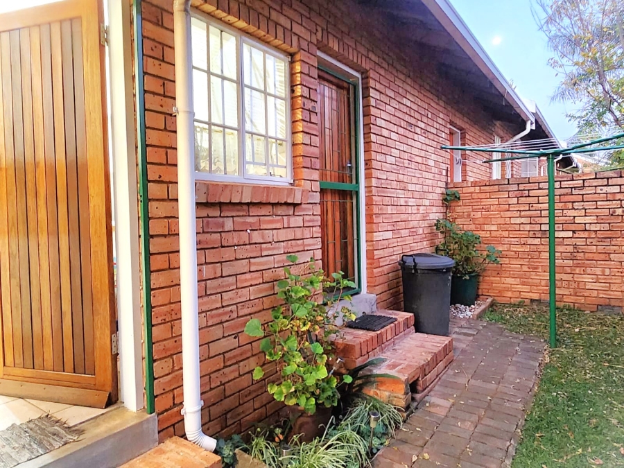 To Let 2 Bedroom Property for Rent in Die Hoewes Gauteng