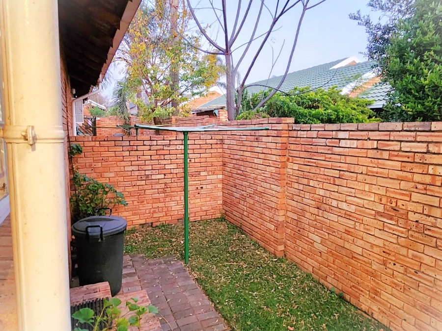 To Let 2 Bedroom Property for Rent in Die Hoewes Gauteng