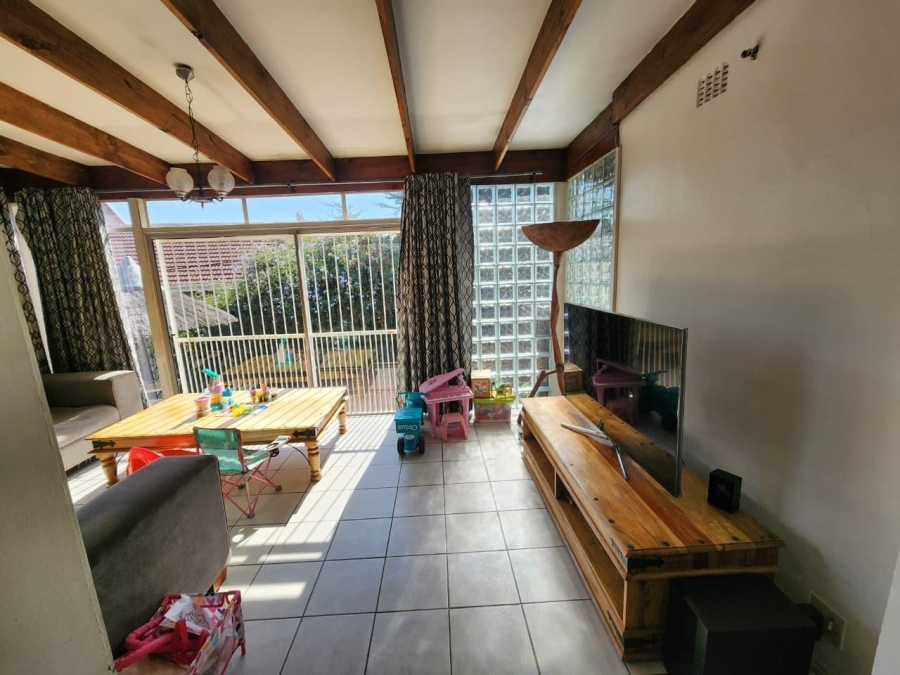 4 Bedroom Property for Sale in Mondeor Gauteng