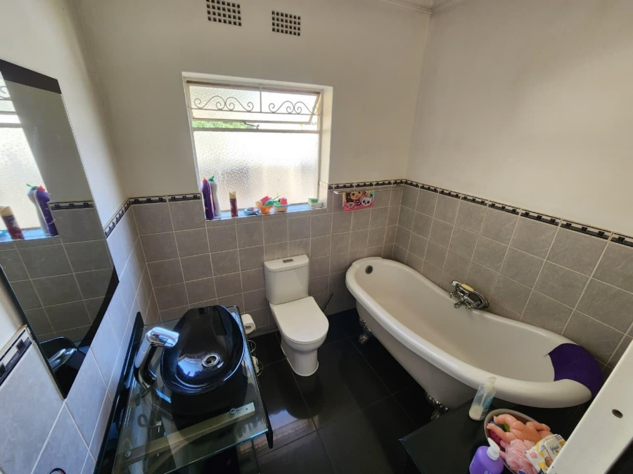 4 Bedroom Property for Sale in Mondeor Gauteng