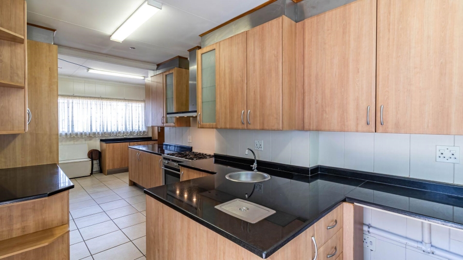 4 Bedroom Property for Sale in Mondeor Gauteng