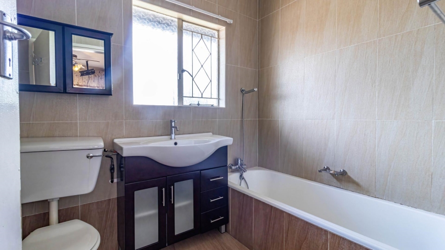 4 Bedroom Property for Sale in Mondeor Gauteng