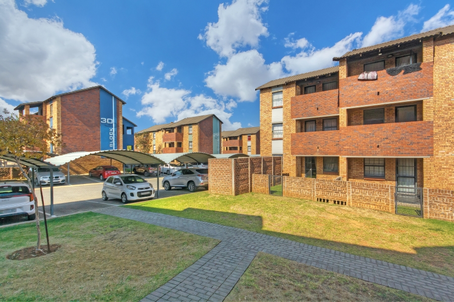 2 Bedroom Property for Sale in Olifantsvlei Gauteng