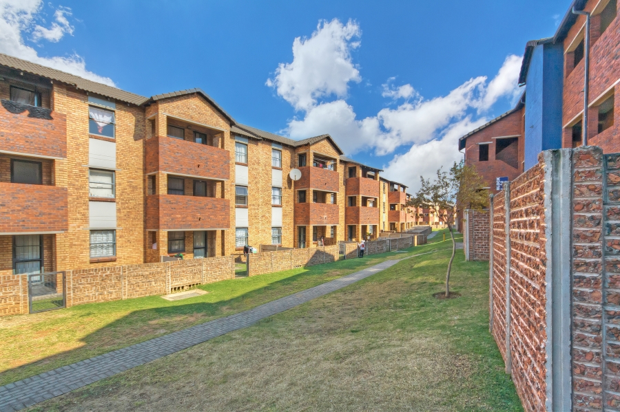 2 Bedroom Property for Sale in Olifantsvlei Gauteng