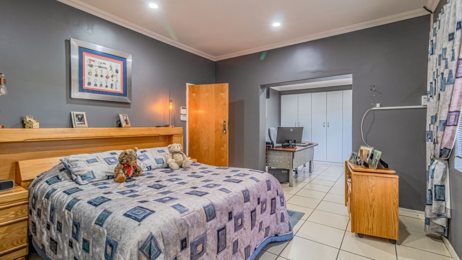 4 Bedroom Property for Sale in Linmeyer Gauteng