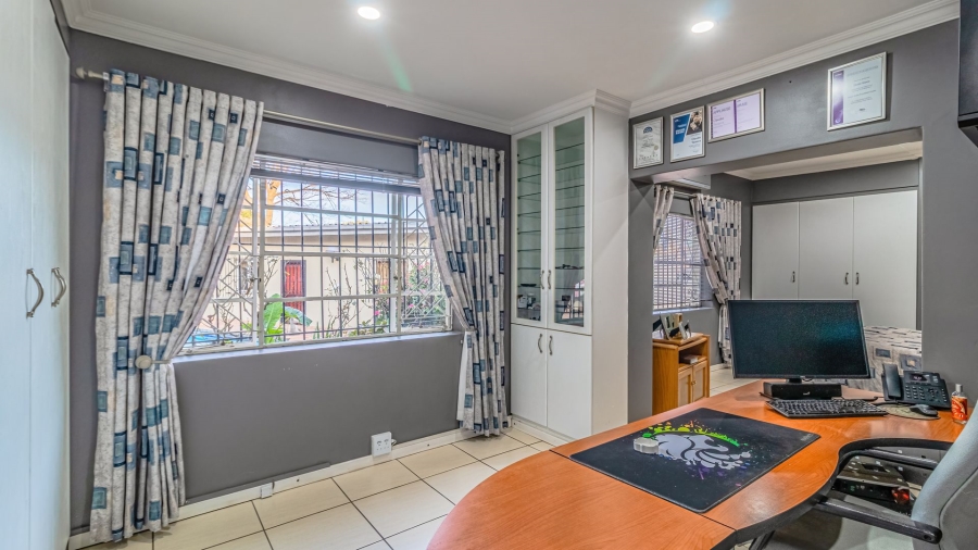 4 Bedroom Property for Sale in Linmeyer Gauteng