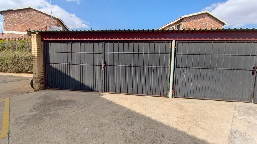 2 Bedroom Property for Sale in Greenhills Gauteng