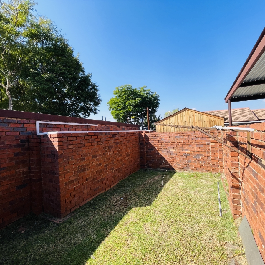2 Bedroom Property for Sale in Noordwyk Gauteng