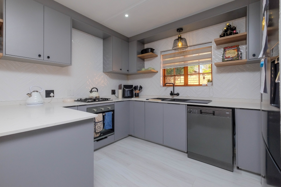 3 Bedroom Property for Sale in Pinehaven Gauteng