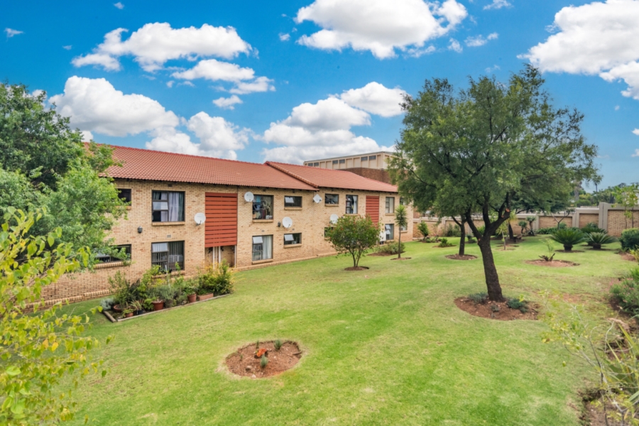 To Let 2 Bedroom Property for Rent in Monument Gauteng