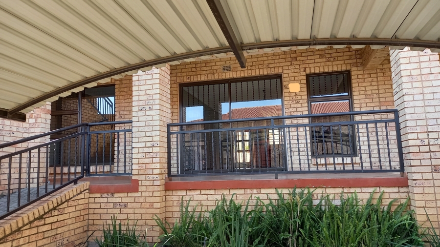 To Let 2 Bedroom Property for Rent in Monument Gauteng