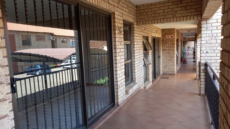 To Let 2 Bedroom Property for Rent in Monument Gauteng
