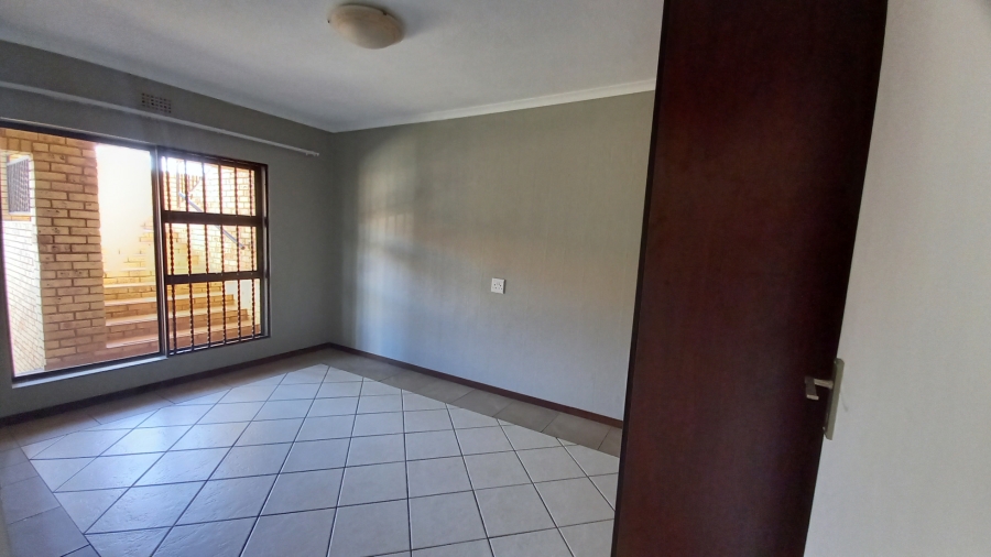 To Let 2 Bedroom Property for Rent in Monument Gauteng