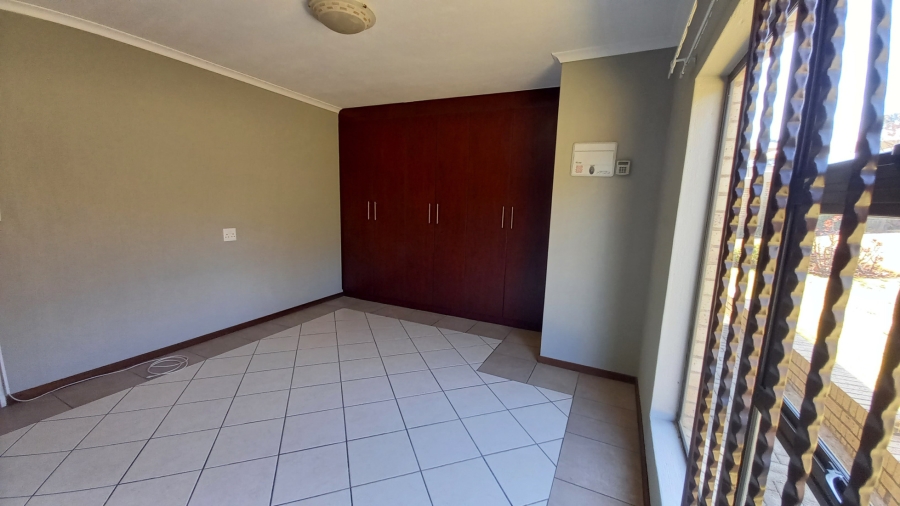 To Let 2 Bedroom Property for Rent in Monument Gauteng