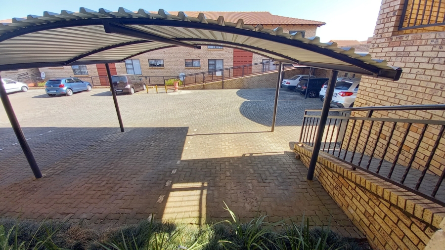 To Let 2 Bedroom Property for Rent in Monument Gauteng