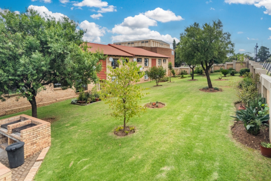 To Let 2 Bedroom Property for Rent in Monument Gauteng