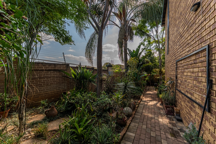 2 Bedroom Property for Sale in Faerie Glen Gauteng
