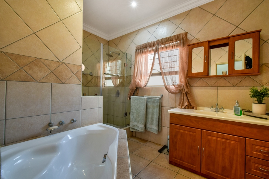 4 Bedroom Property for Sale in Faerie Glen Gauteng