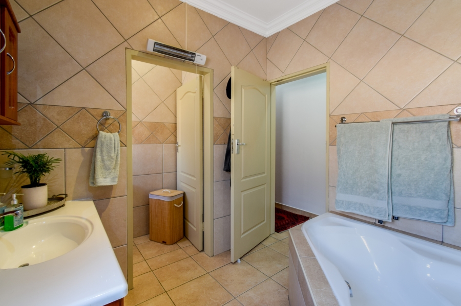 4 Bedroom Property for Sale in Faerie Glen Gauteng