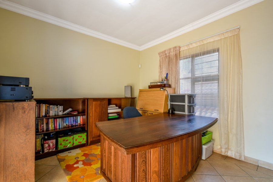 4 Bedroom Property for Sale in Faerie Glen Gauteng