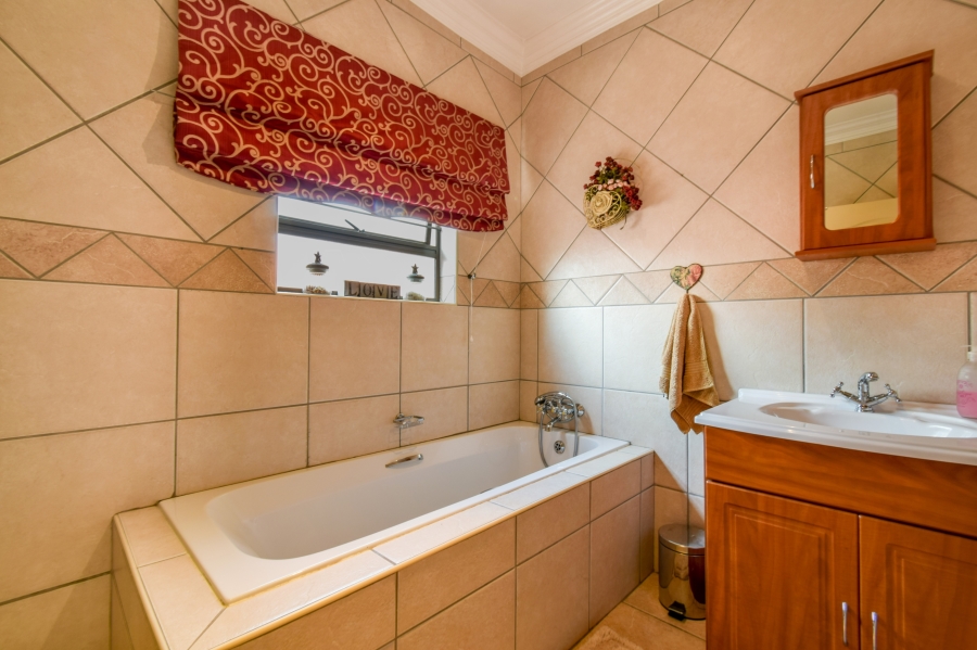 4 Bedroom Property for Sale in Faerie Glen Gauteng