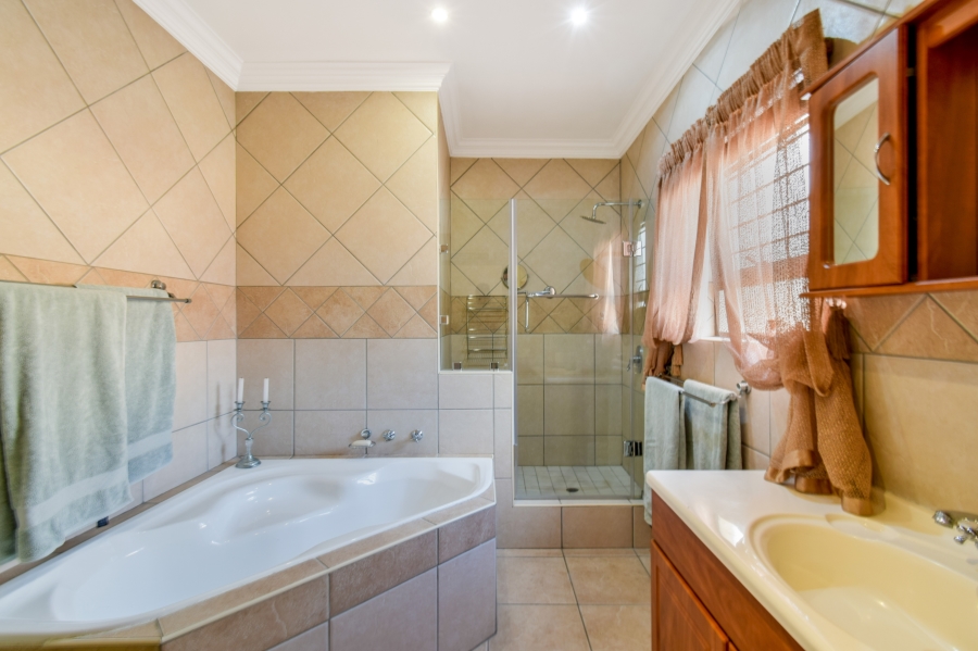 4 Bedroom Property for Sale in Faerie Glen Gauteng