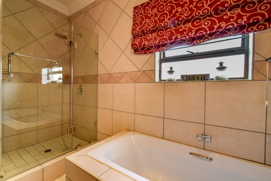 4 Bedroom Property for Sale in Faerie Glen Gauteng