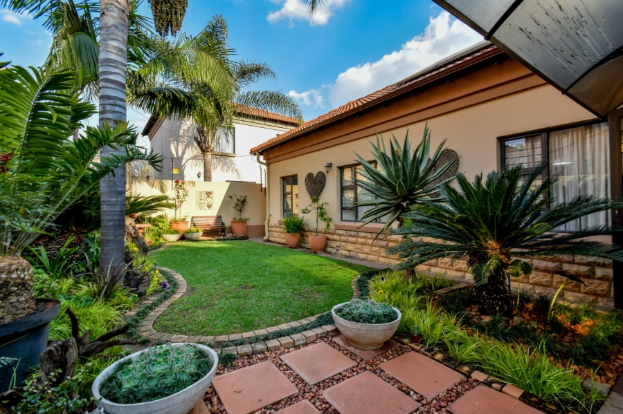 4 Bedroom Property for Sale in Faerie Glen Gauteng