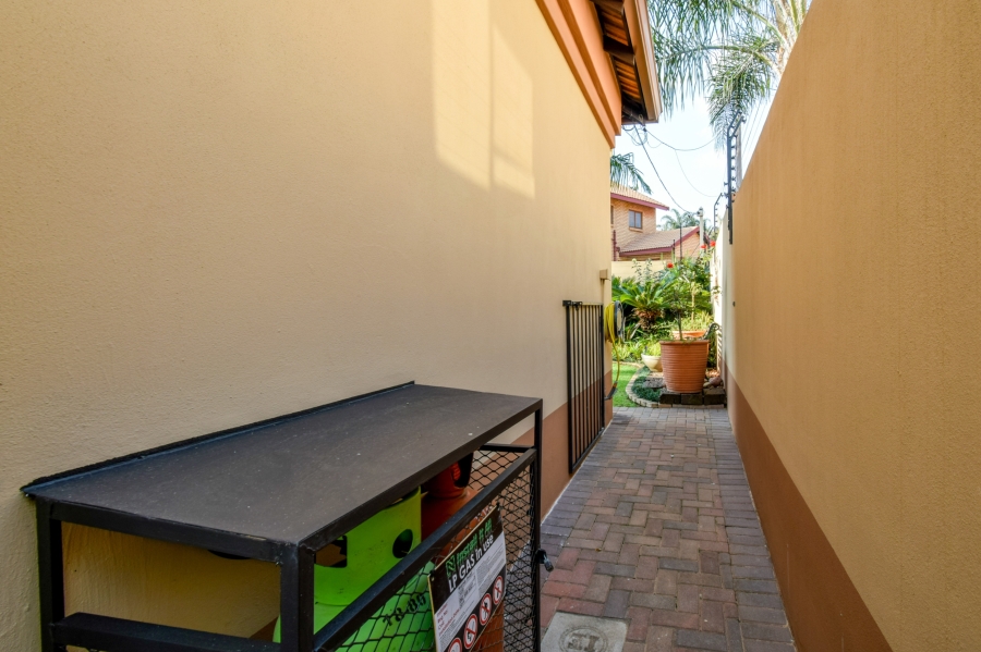 4 Bedroom Property for Sale in Faerie Glen Gauteng