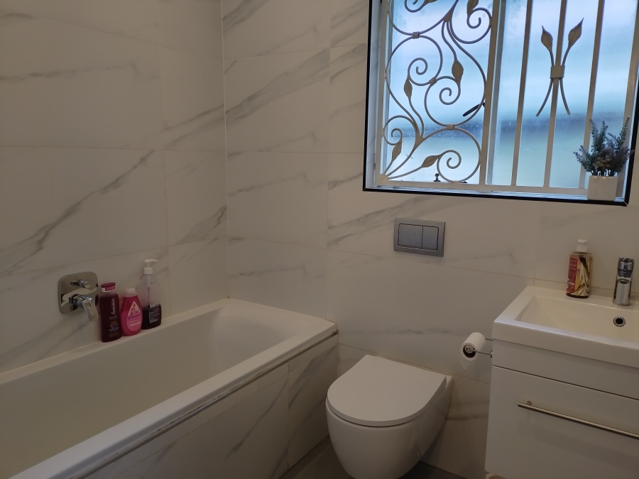 5 Bedroom Property for Sale in Bronberrick Gauteng