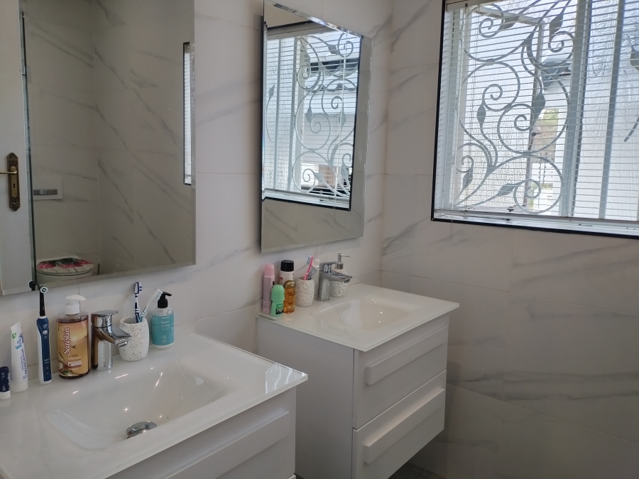 5 Bedroom Property for Sale in Bronberrick Gauteng