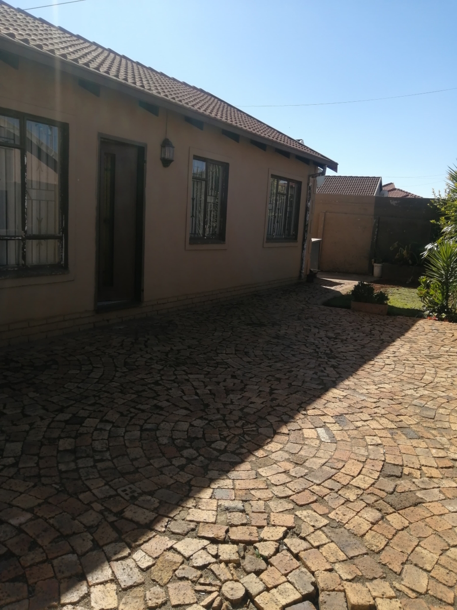 To Let Commercial Property for Rent in Chiawelo Gauteng
