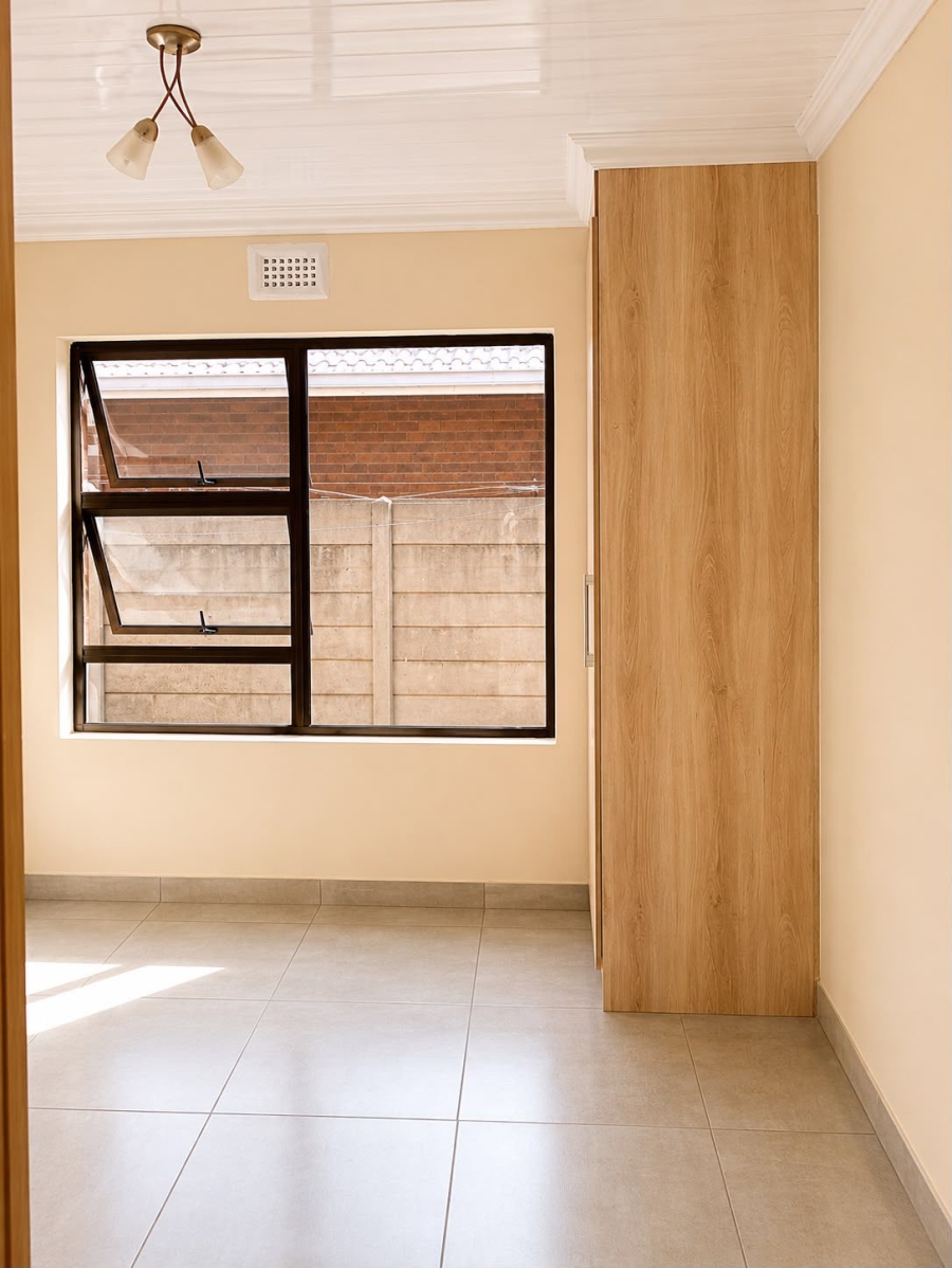 To Let 2 Bedroom Property for Rent in Crystal Park Gauteng