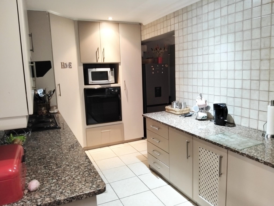 4 Bedroom Property for Sale in Garsfontein Gauteng
