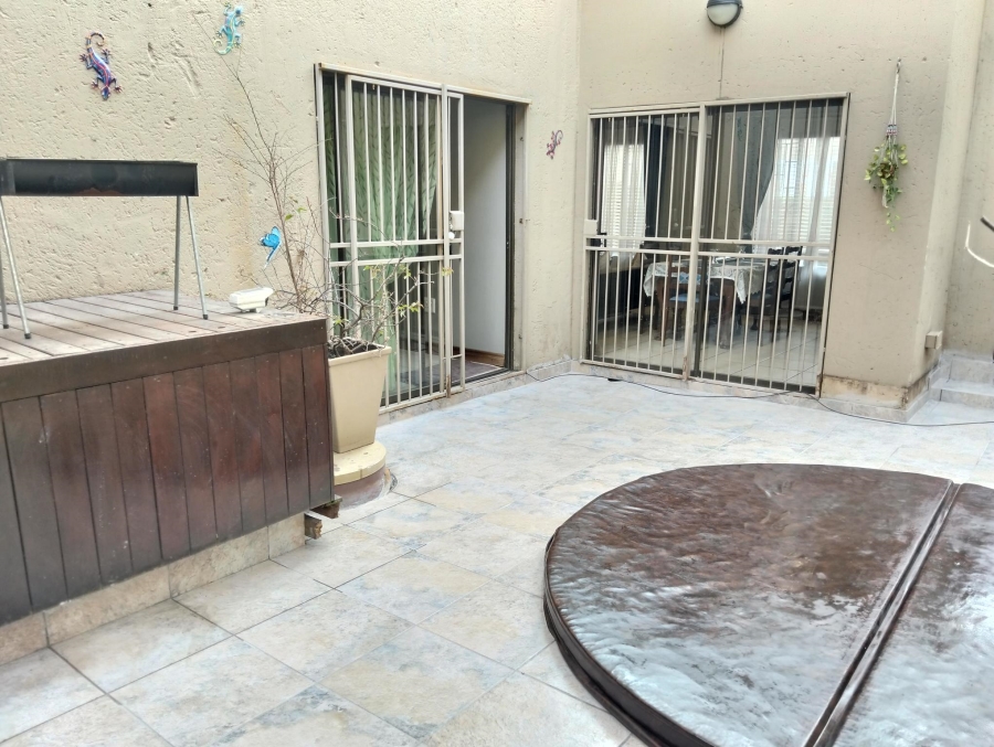 4 Bedroom Property for Sale in Garsfontein Gauteng