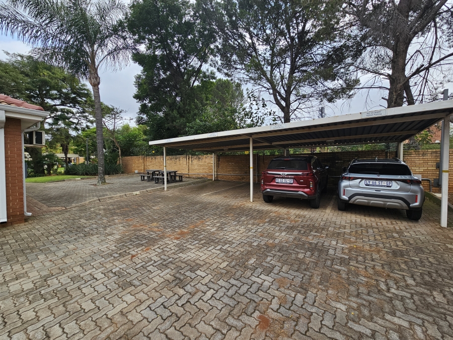 To Let Commercial Property for Rent in Die Hoewes Gauteng